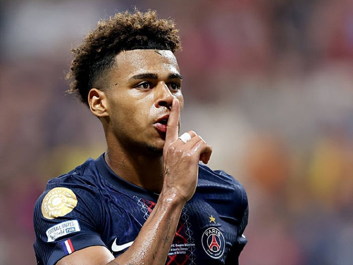 湖人詹姆斯关键发挥险胜76人，刷新个人40岁后得分纪录，豪取17胜稳居西部第二。（詹姆斯末节发力助湖人险胜76人，40岁后得分再创新高，豪取17胜稳居西部第二）