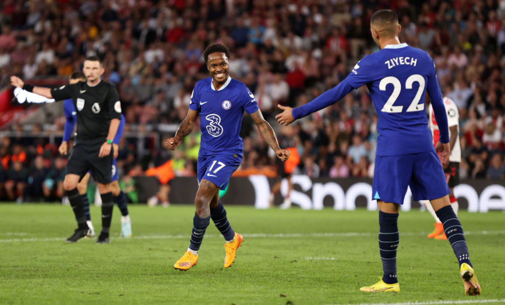 王楚钦避免0-3完败！樊振东队长也学会抓他漏洞，球迷炮轰教练组（王楚钦惊险躲过0-3惨败！队长樊振东抓准其短板，球迷怒斥教练组）