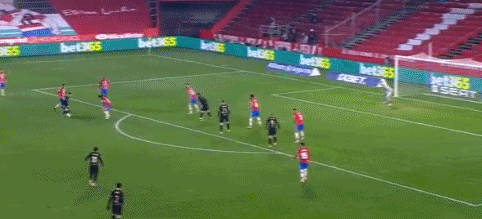 身临其境！跟着镜头冲进球场感受终场哨响瞬间迈阿密众将的喜悦（沉浸式视角：随镜头冲入球场，见证终场哨响时刻迈阿密众将的喜悦）