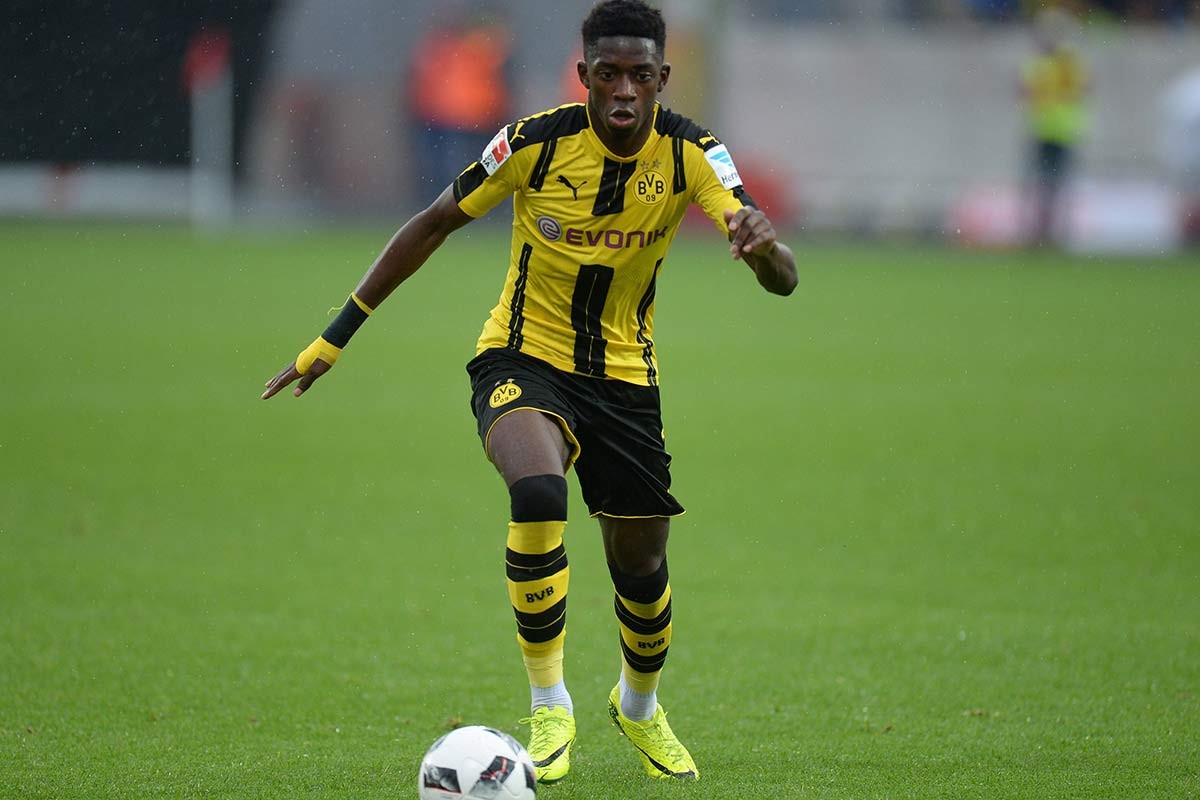 太阳报：B费夺冠面无表情，曼联球迷社媒盛赞他为称职队长（《太阳报》：B费捧杯仍冷面，曼联球迷在社媒齐赞其为合格队长）